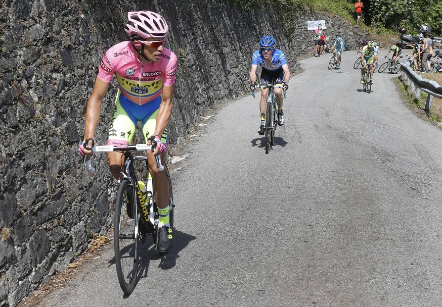 La maglia rosa Alberto Contador scatta sulla salita di Monte Ologno. Bettini